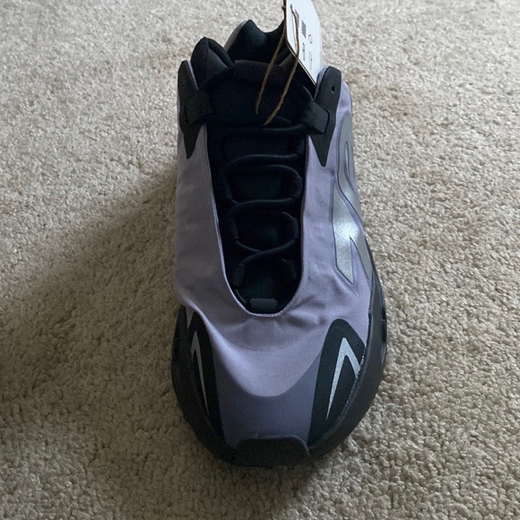 YEEZY 700 MNVN